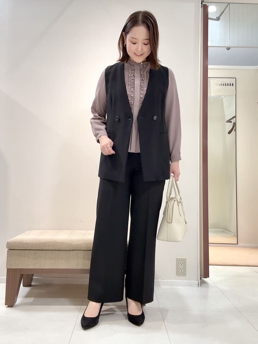 YUIさんの「UNTITLED｜【1枚で着映え/オンオフ着回し】フリルサテンブラウス」を使ったコーディネート