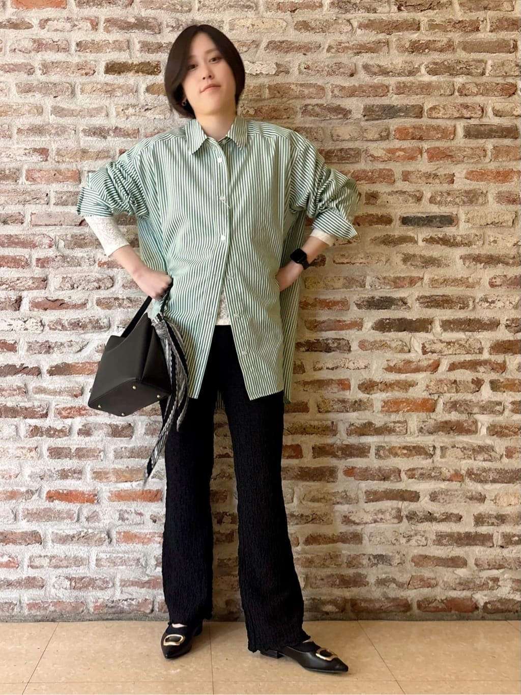 しばさんの「THE SHOP TK｜ゆったりシルエットで体型カバー ロングシャツ」を使ったコーディネート