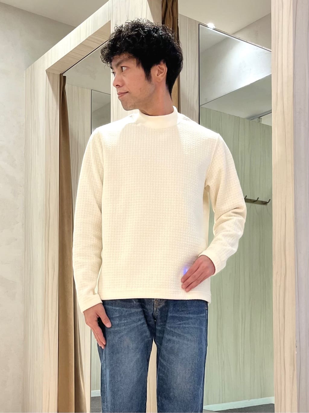 URAさんの「TAKEO KIKUCHI｜モールクオーターモックネック」を使ったコーディネート