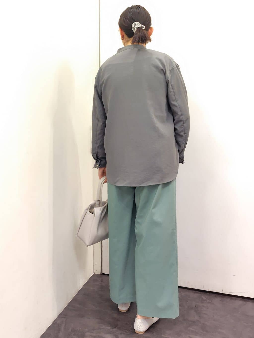 こんちゃんさんの「grove｜【貴島明日香さん着用】お仕事も普段も。今どきワークシャツブラウス」を使ったコーディネート