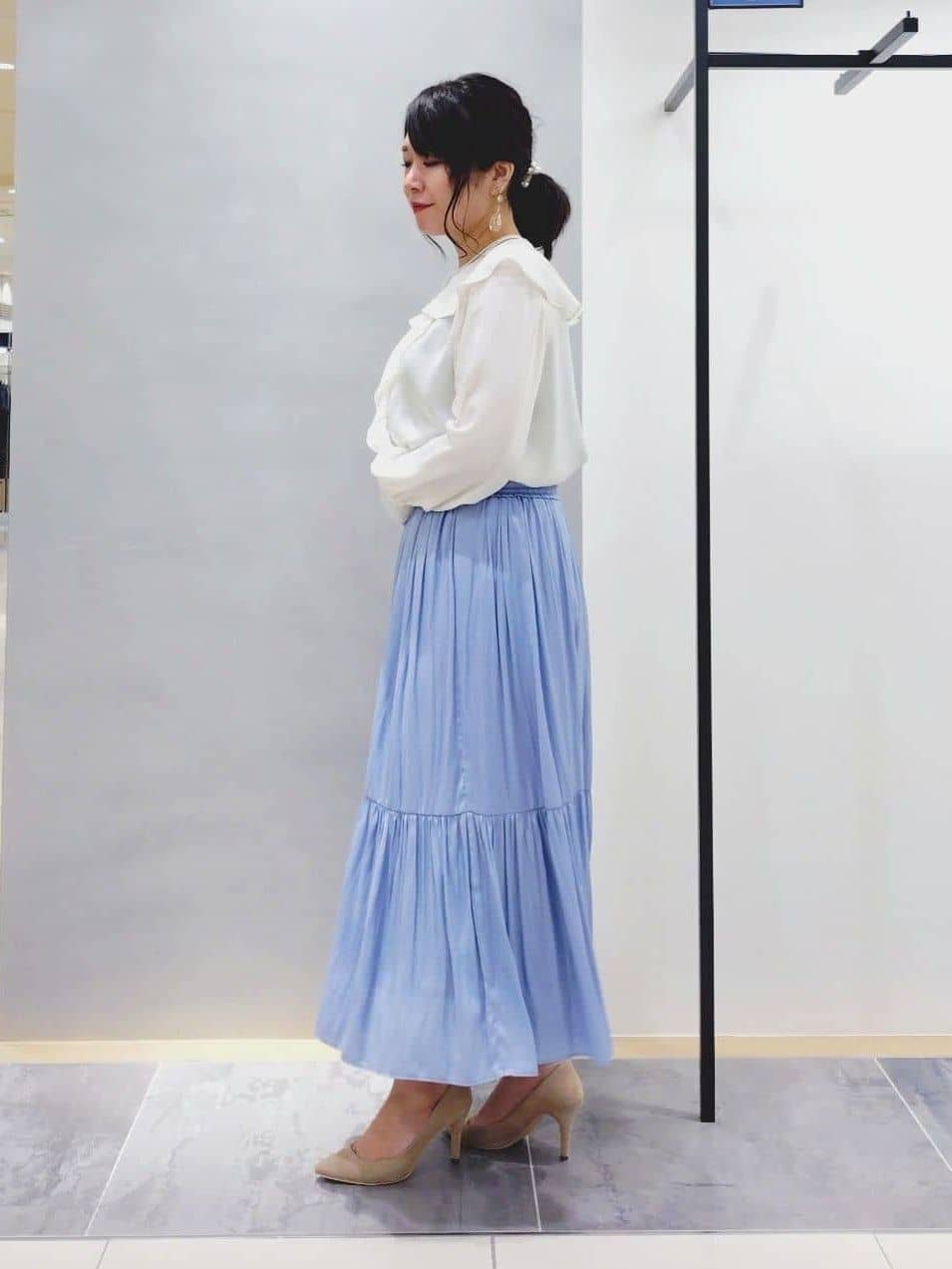 TOMOMIさんの「INDIVI｜【洗える／丈調整可能】ギャザーフレアスカート」を使ったコーディネート