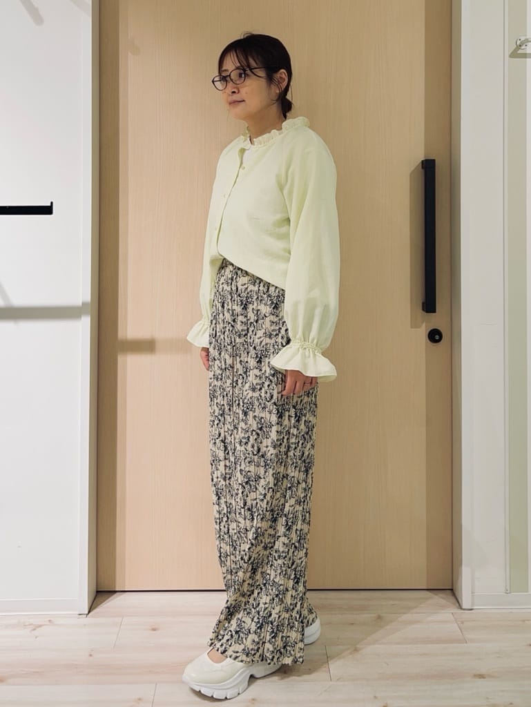 funafunaさんの「SHOO･LA･RUE｜【洗濯後しわになりにくい/S-LL/UV】1枚で華やか　フリル使いがポイント　柔らかブラウス」を使ったコーディネート