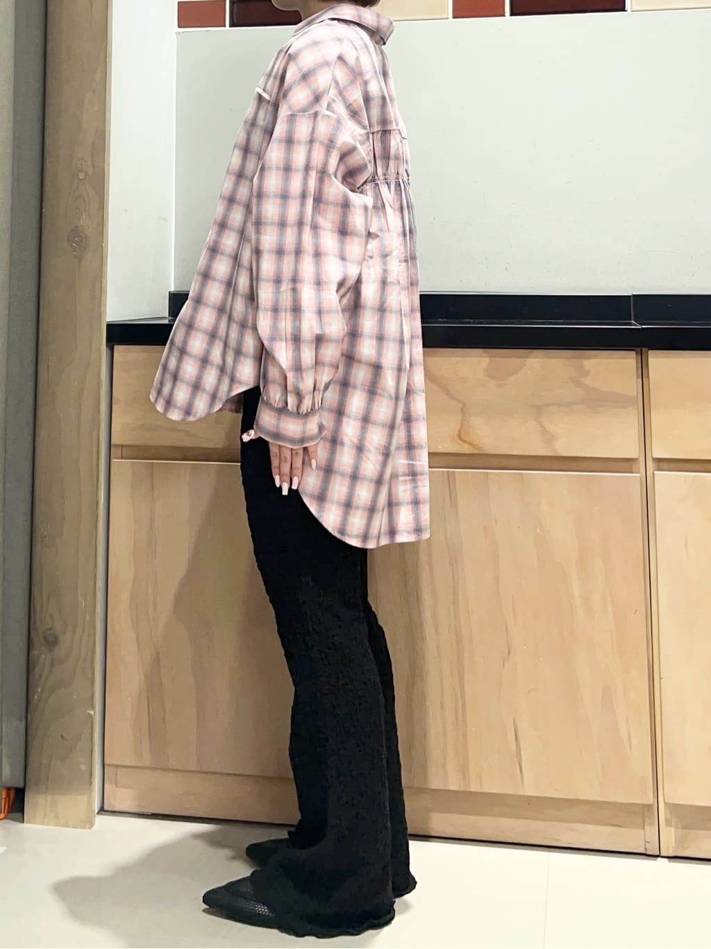 かのさんの「THE SHOP TK｜【後ろ姿もサマになる】バックシャーリングシャツ」を使ったコーディネート