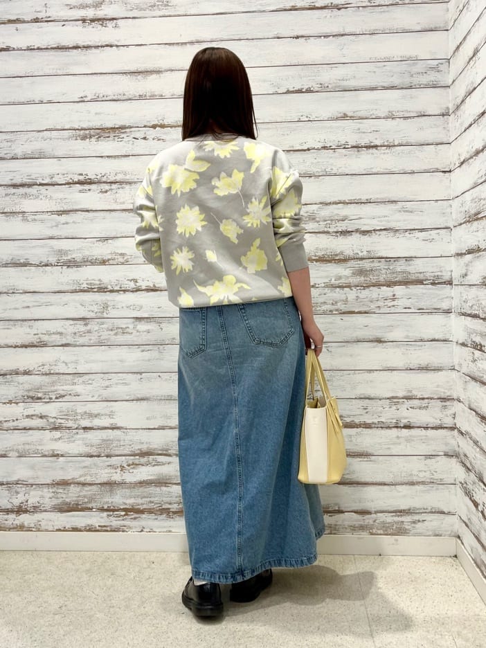 ゆっきーさんの「SHOO･LA･RUE｜【洗濯機可/S-LL】ゆるシルエット 甘すぎない　大人の花柄もちもちニット」を使ったコーディネート