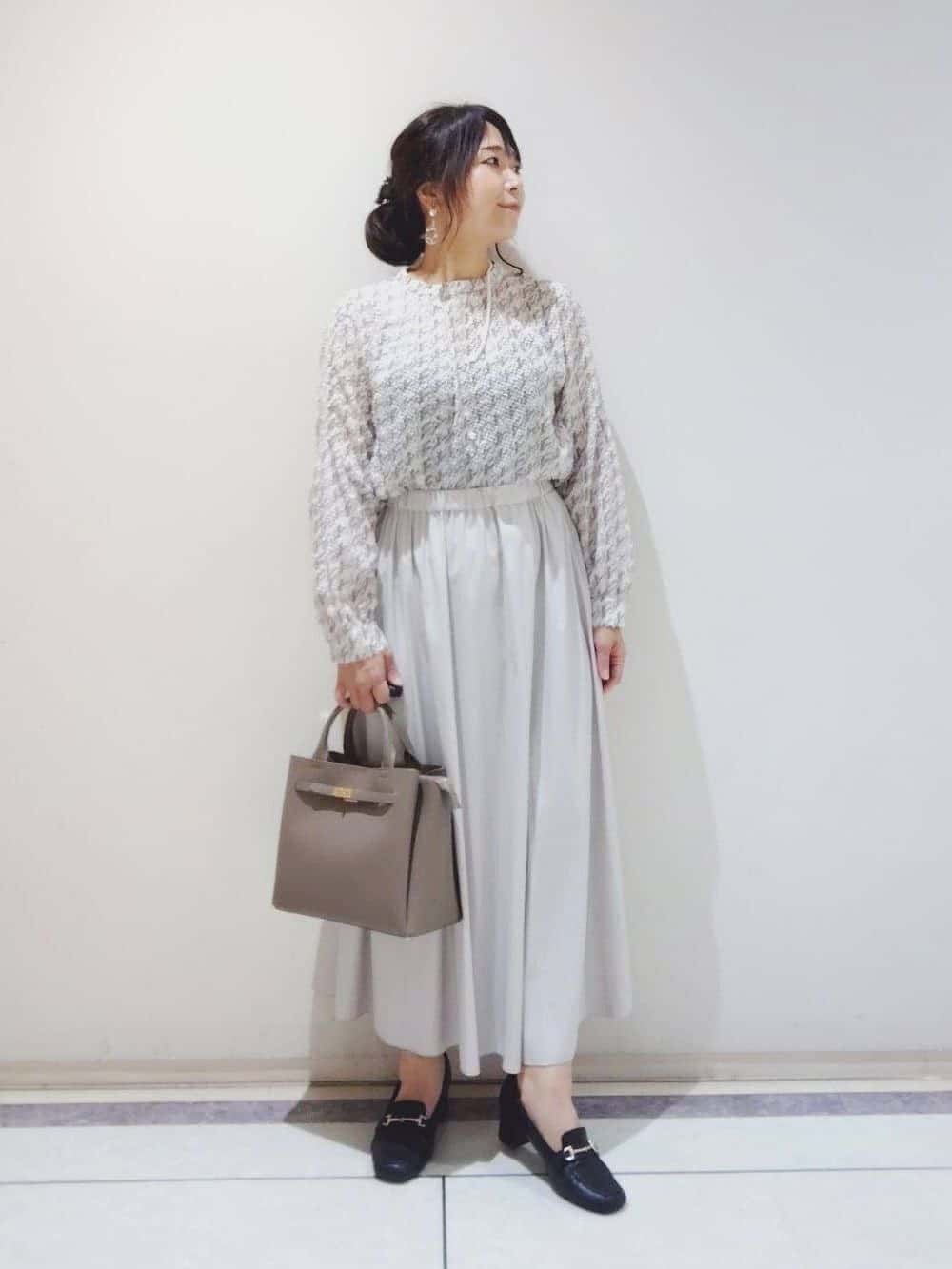 TOMOMIさんの「INDIVI｜レザー調ギャザースカート」を使ったコーディネート