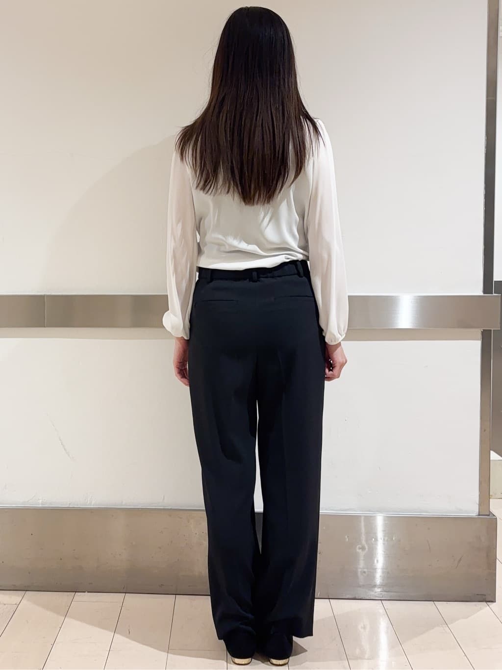 シオンさんの「COUP DE CHANCE｜【洗える／日本製】女性らしい細ボウタイブラウス」を使ったコーディネート