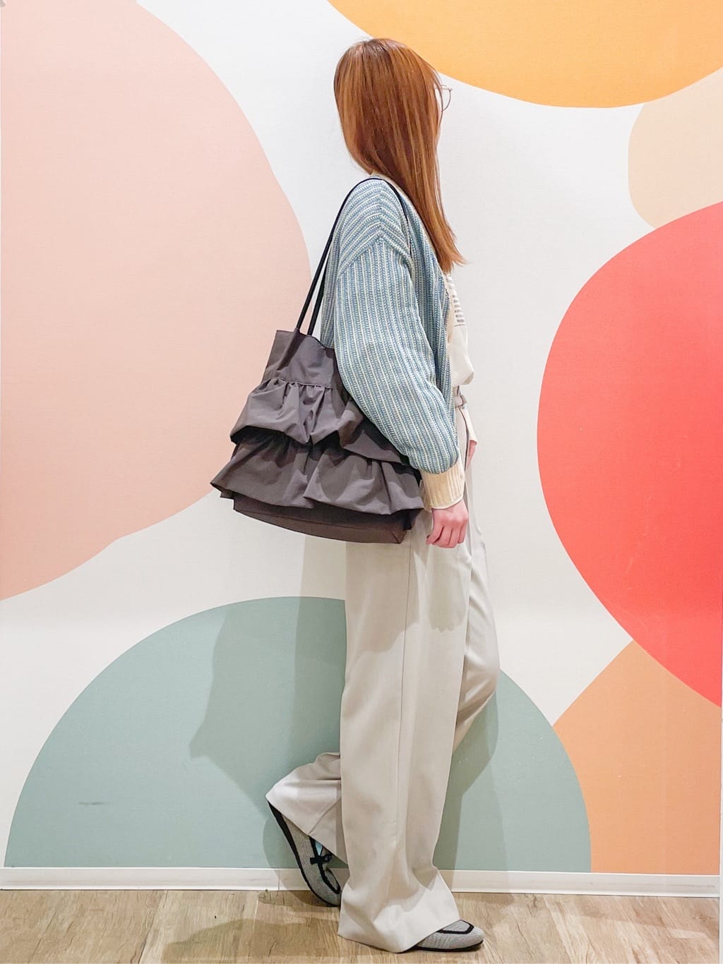 とまとさんの「SHOO･LA･RUE｜【洗濯機可/S-LL】キーネックでお顔周りすっきり ざっくり編みカーディガン」を使ったコーディネート