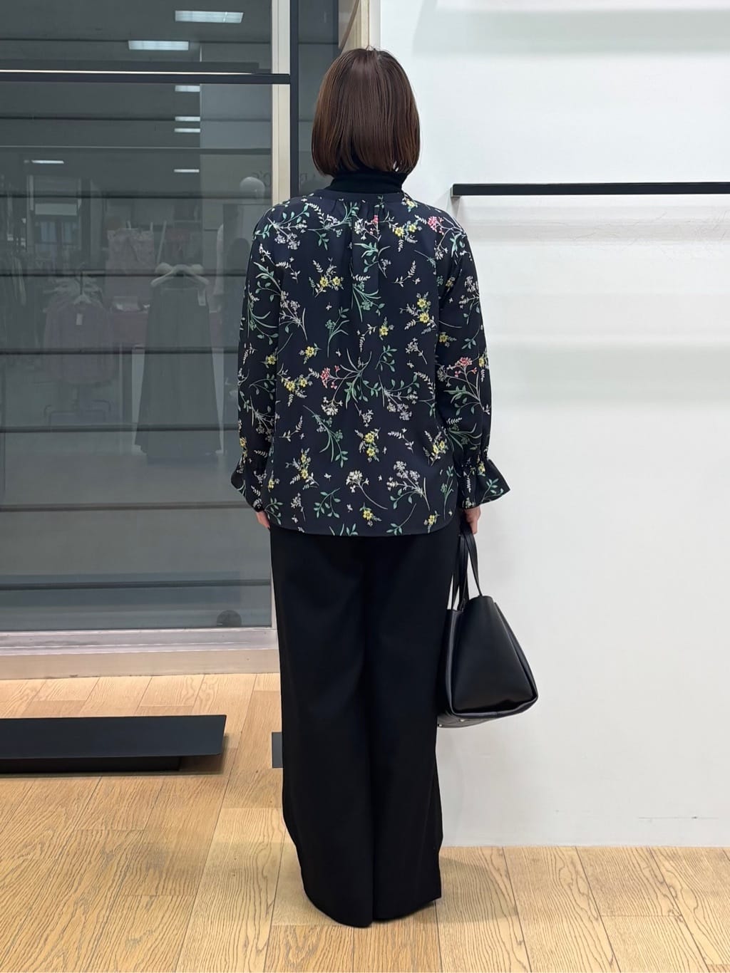 asamiさんの「INDIVI｜【SETUP可能】モダンフラワー柄キャンディスリーブブラウス」を使ったコーディネート