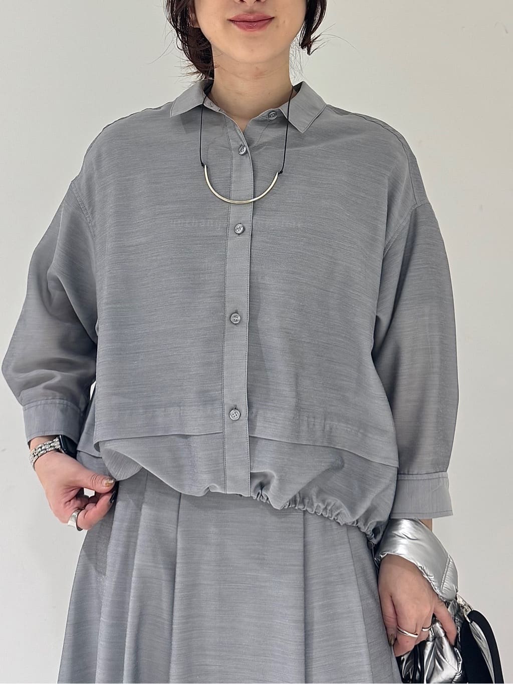 そんさんの「INDIVI｜【接触冷感／洗える／2WAY】ドロスト付 シアーシャンブレーシャツ」を使ったコーディネート
