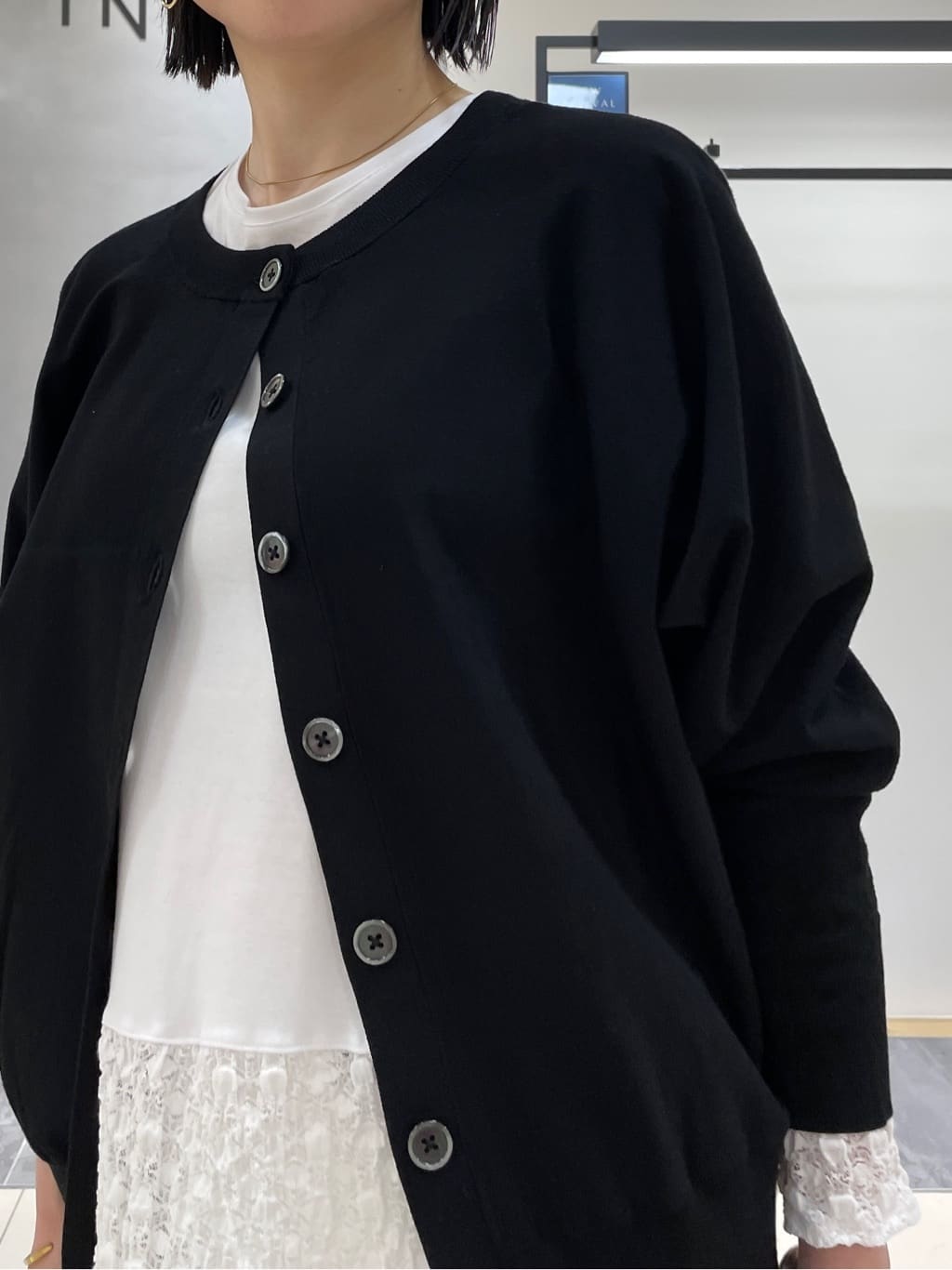 shihoさんの「INDIVI｜【洗える／前後2WAY／アンサンブル可能】ドルマンスリーブカーディガン」を使ったコーディネート
