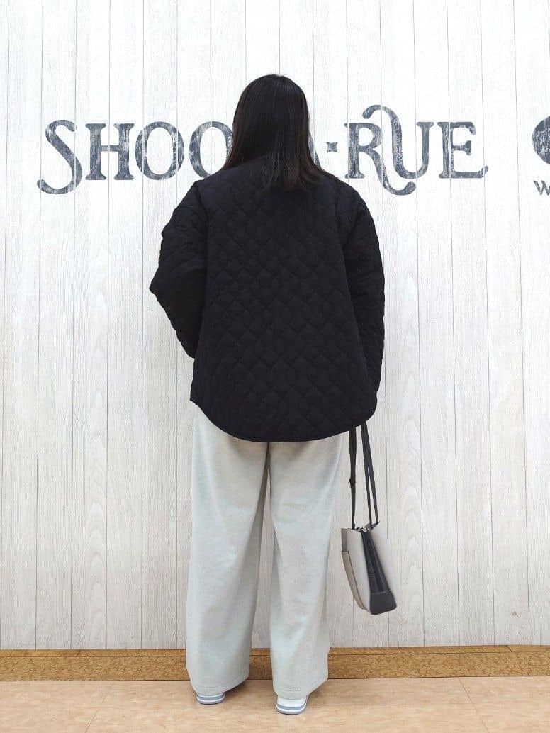 とろろさんの「SHOO･LA･RUE｜【洗濯機可/S-LL】ウエストのタブボタンがポイント　ワイドパンツ」を使ったコーディネート