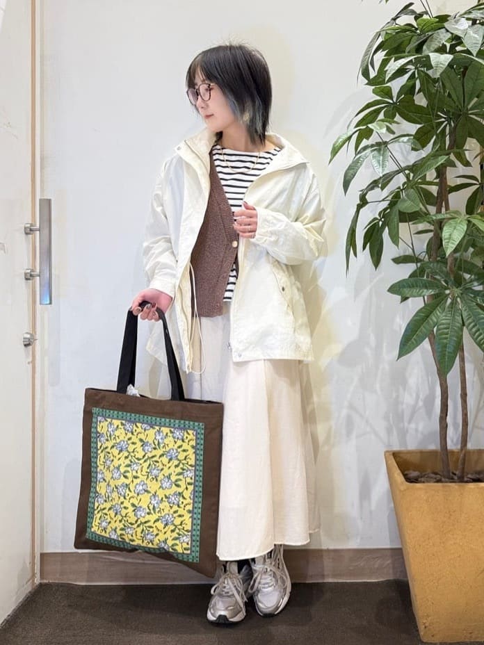 misakiさんの「SHOO･LA･RUE｜【防花粉/S-LL】ウエストマークですっきり見え　軽やかスタンドブルゾン」を使ったコーディネート