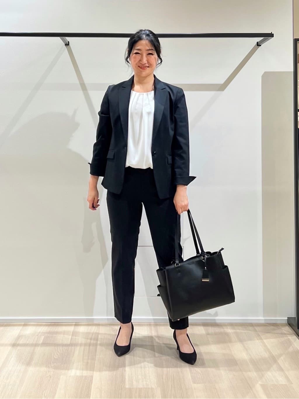 TOMOMIさんの「UNTITLED｜【洗える通勤スーツ】レジェールギャバ　ストレッチカラーレスジャケット」を使ったコーディネート