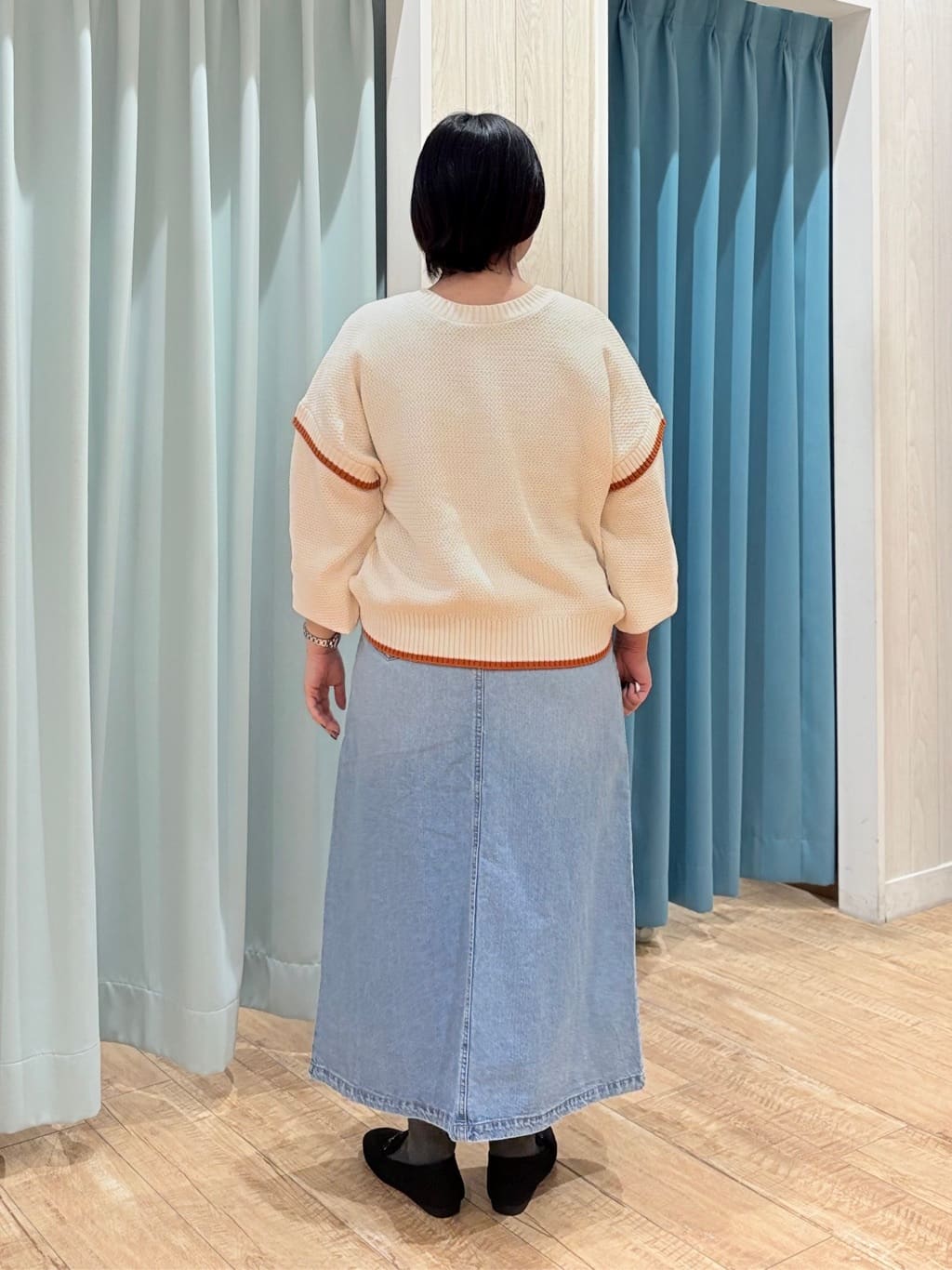 砂糖さんの「SHOO･LA･RUE｜【前後2WAY/S-LL】体型カバーもこなれ見えも叶う　ふんわりお袖の配色パイピングニット」を使ったコーディネート