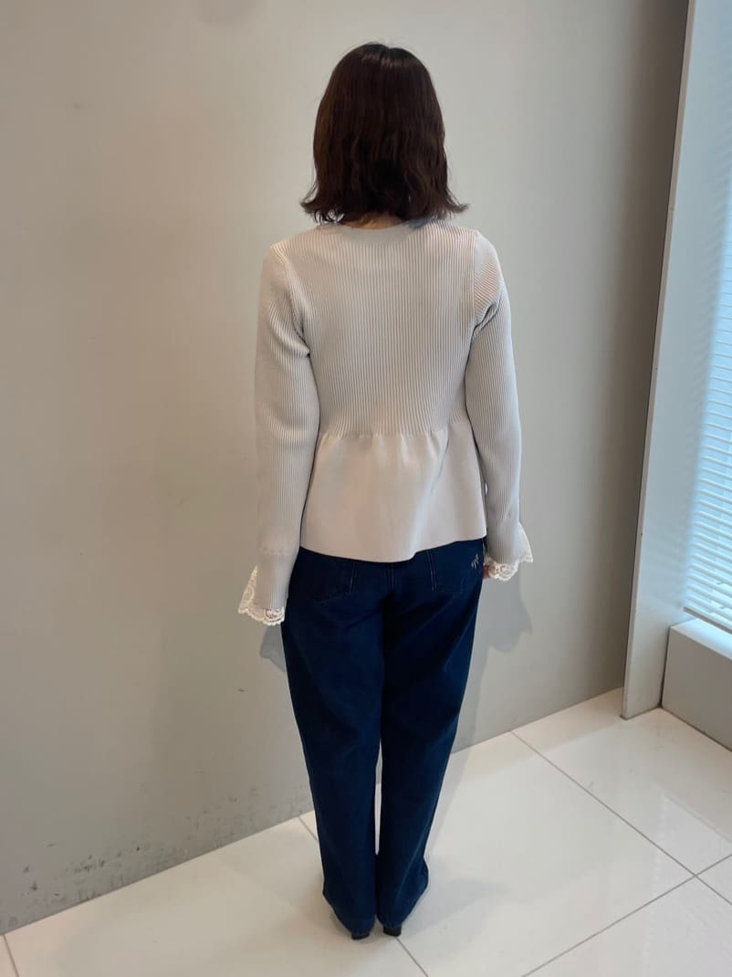 abeさんの「Couture brooch｜【大人かわいい・洗える】ペプラムニットカーディガン」を使ったコーディネート