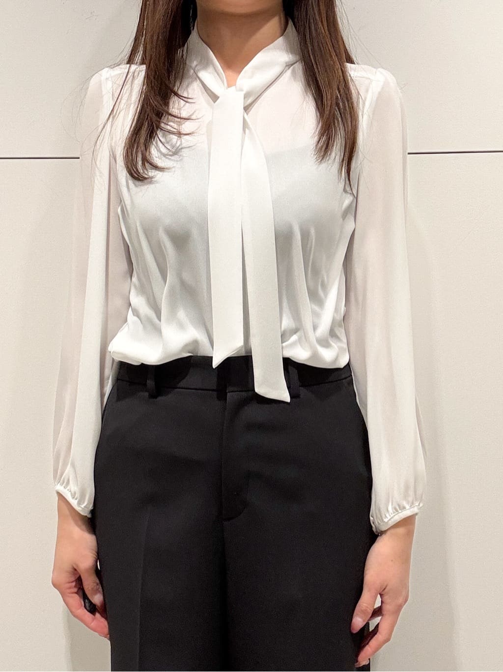 シオンさんの「COUP DE CHANCE｜【洗える／日本製】女性らしい細ボウタイブラウス」を使ったコーディネート
