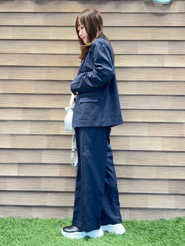 himiさんの「SHOO･LA･RUE｜【UV/抗菌防臭/洗濯機可】小さめロゴの大人スムースロンT」を使ったコーディネート