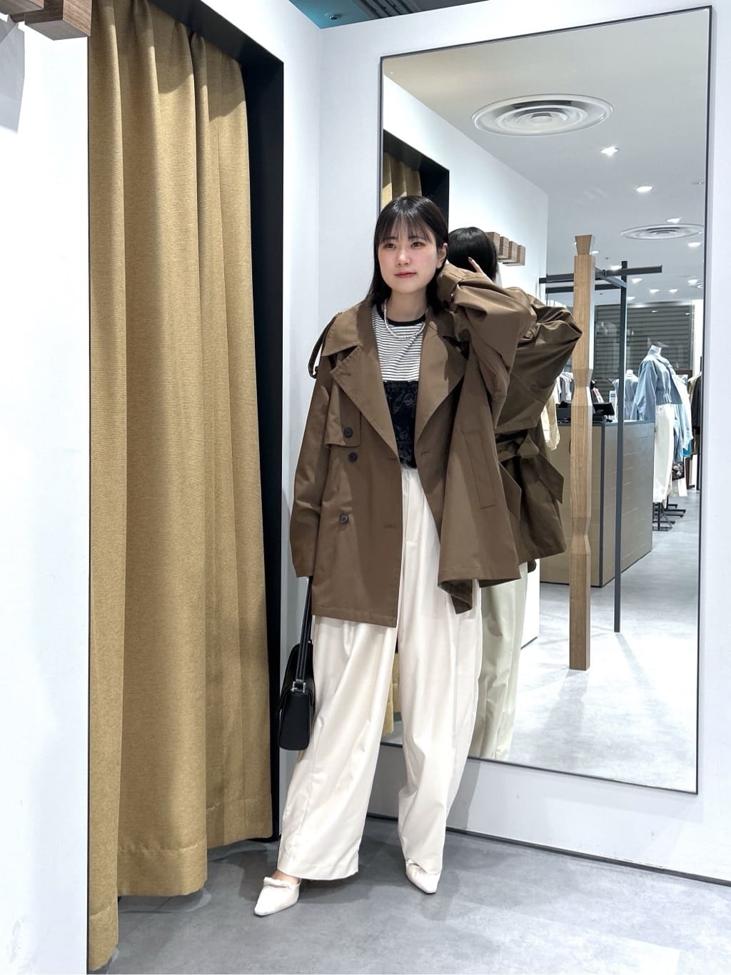 Renoさんの「INDIVI｜【撥水】ボンディングショートトレンチ」を使ったコーディネート
