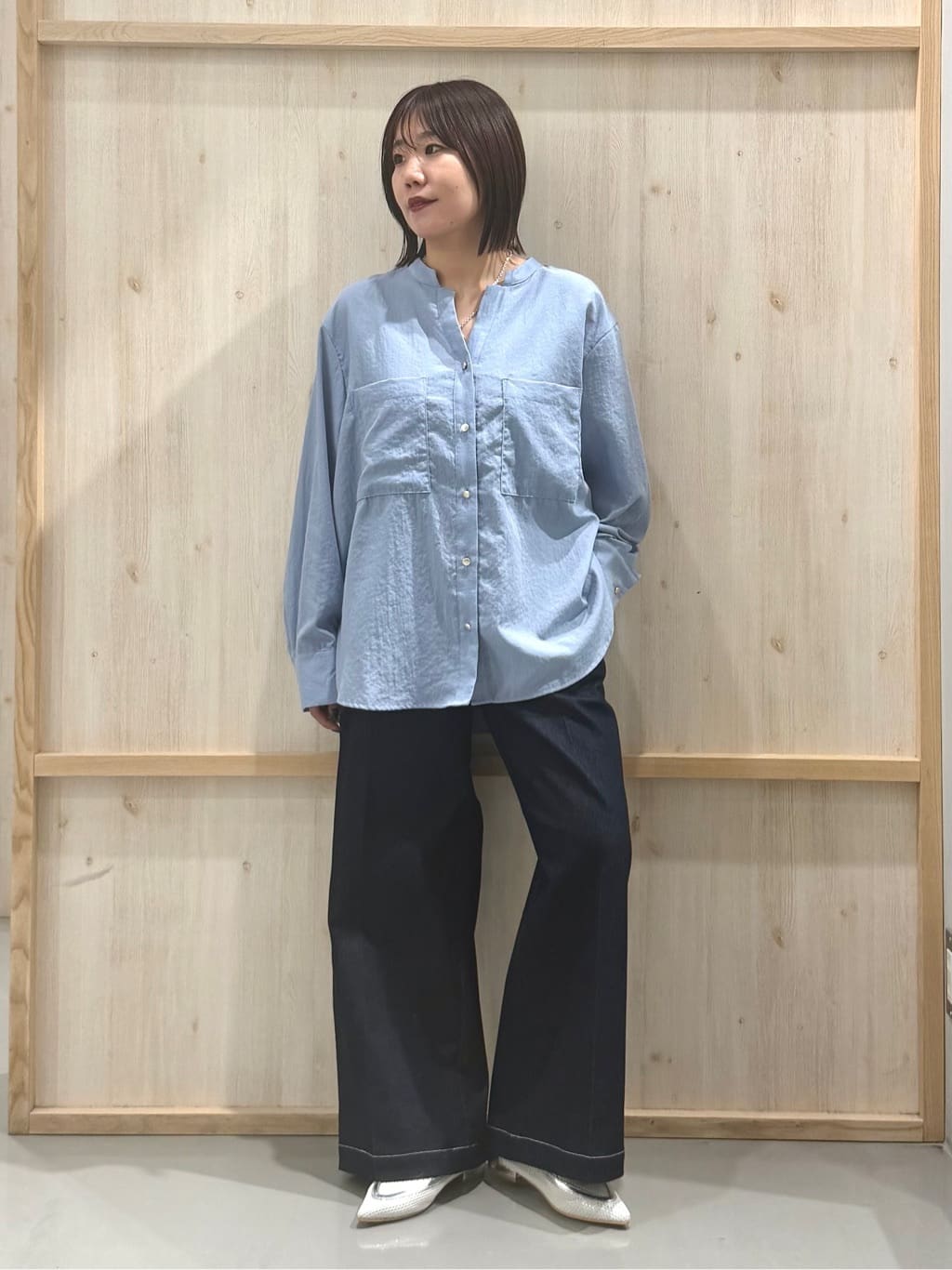 nanaさんの「THE SHOP TK｜【刻みネックですっきり見え】Wポケット金ボタンシャツ」を使ったコーディネート
