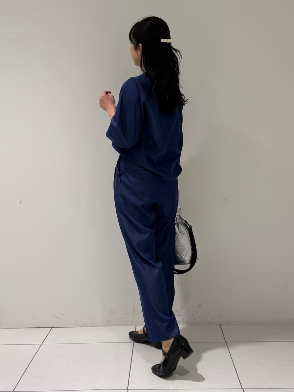 momokoさんの「INDIVI｜【洗える／UVケア／SETUP可能】デニムライク ランタン袖ブラウス」を使ったコーディネート