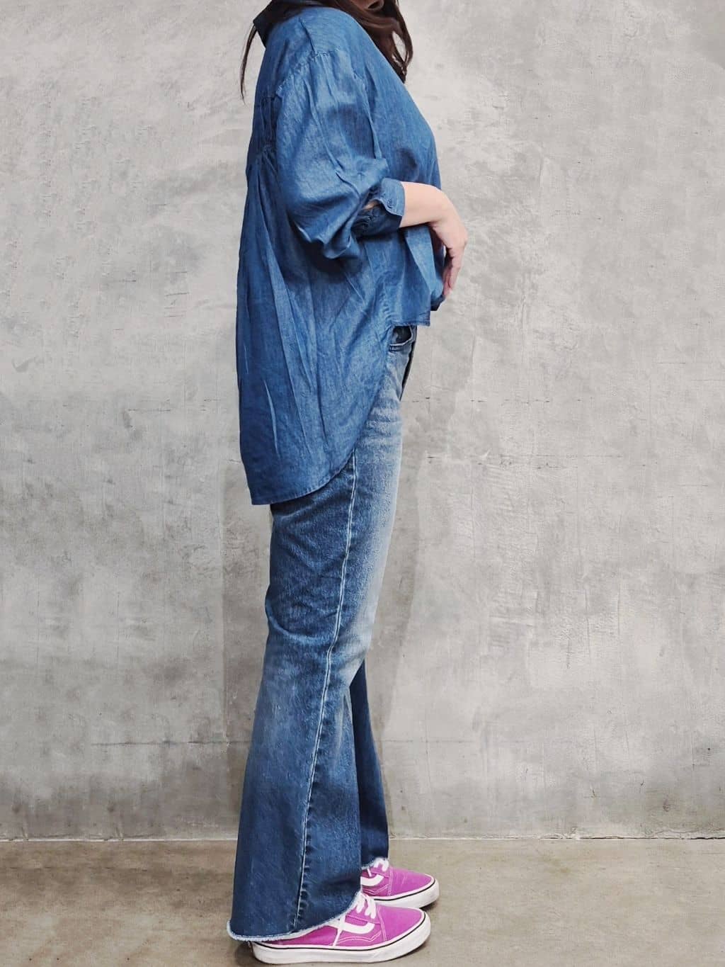 ひさえさんの「THE SHOP TK｜【後ろ姿もサマになる】バックシャーリングシャツ」を使ったコーディネート