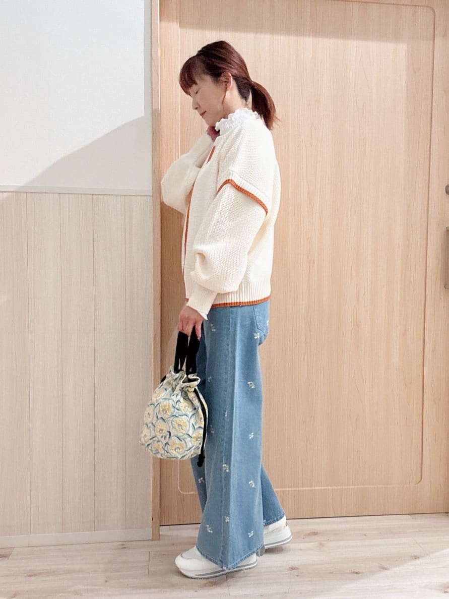 モカさんの「SHOO･LA･RUE｜【前後2WAY/S-LL】体型カバーもこなれ見えも叶う　ふんわりお袖の配色パイピングニット」を使ったコーディネート