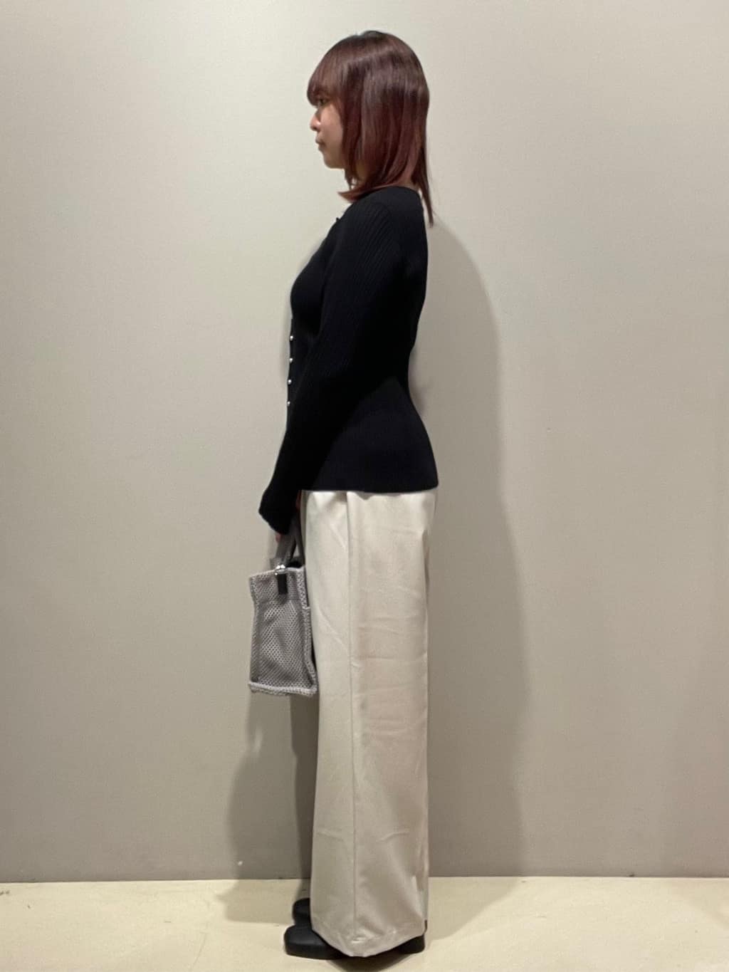 mikiさんの「OPAQUE.CLIP｜シルバー多ボタン ランダムリブニットカーディガン【洗濯機OK】」を使ったコーディネート