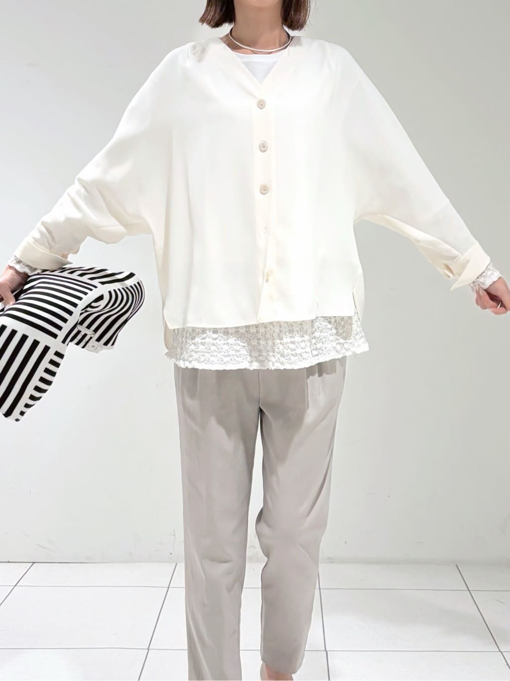 shioriさんの「INDIVI｜【洗える／UVケア／マットサテン】Vネックドルマンスリーブブラウス」を使ったコーディネート