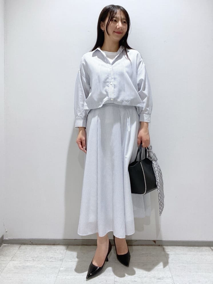 meiさんの「INDIVI｜【接触冷感／洗える／2WAY】ドロスト付 シアーシャンブレーシャツ」を使ったコーディネート
