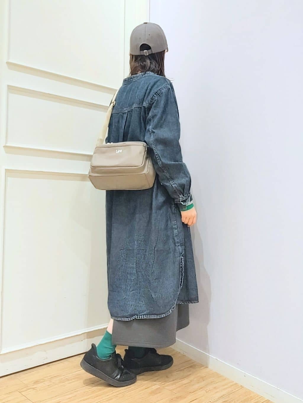 miomioさんの「SHOO･LA･RUE｜【ライトオンスデニム/S-LL/体型カバー】首元すっきり ワンピにもなるロングデニムシャツ」を使ったコーディネート