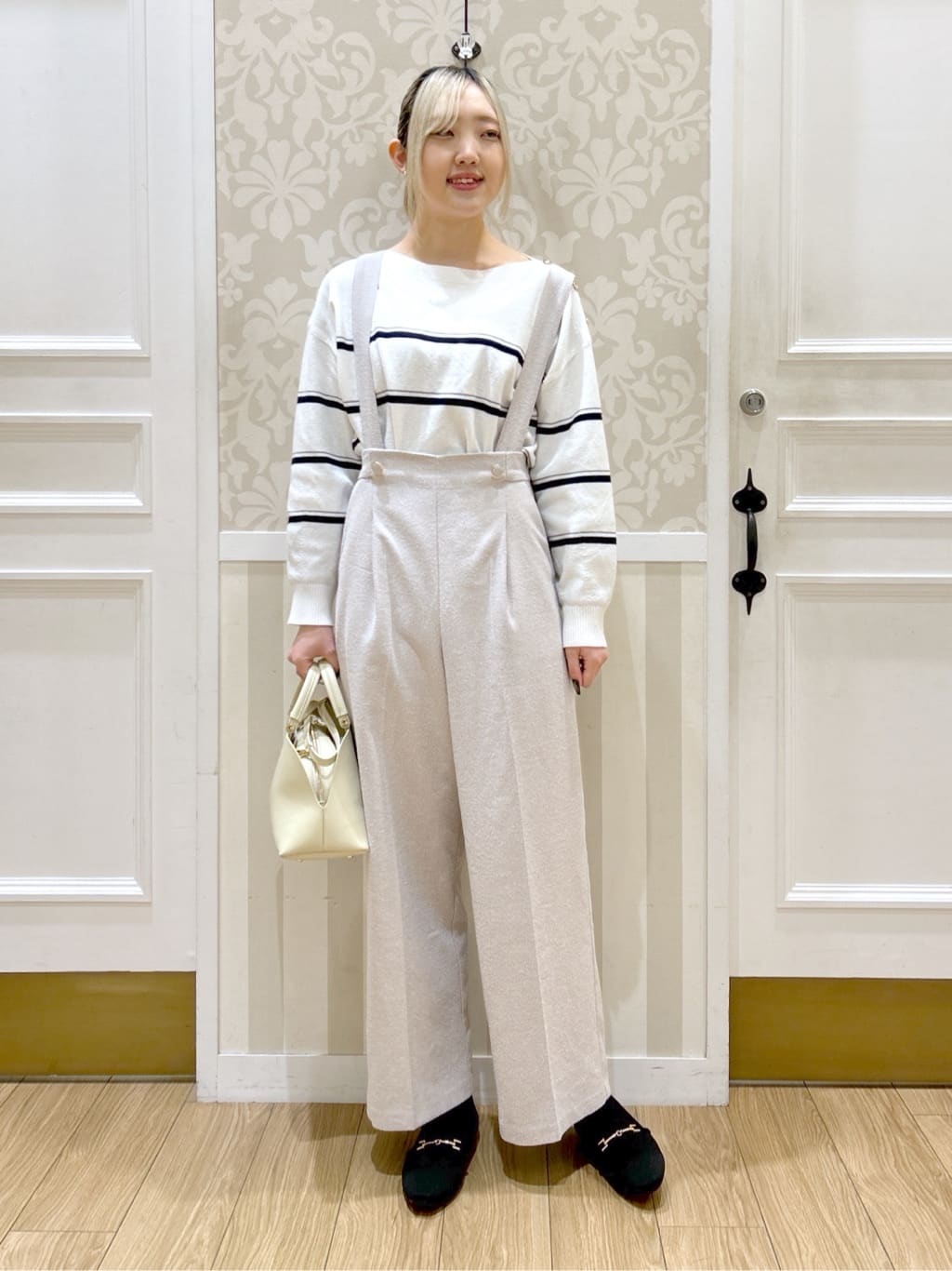 望 愛さんの「grove｜【貴島明日香さん着用】【撥水／シルエット2WAY】軽やかミドルトレンチコート」を使ったコーディネート