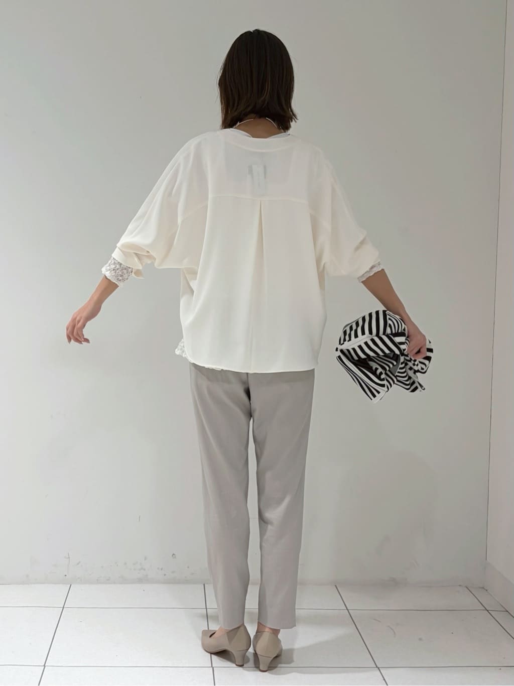 shioriさんの「INDIVI｜【洗える／UVケア／マットサテン】Vネックドルマンスリーブブラウス」を使ったコーディネート