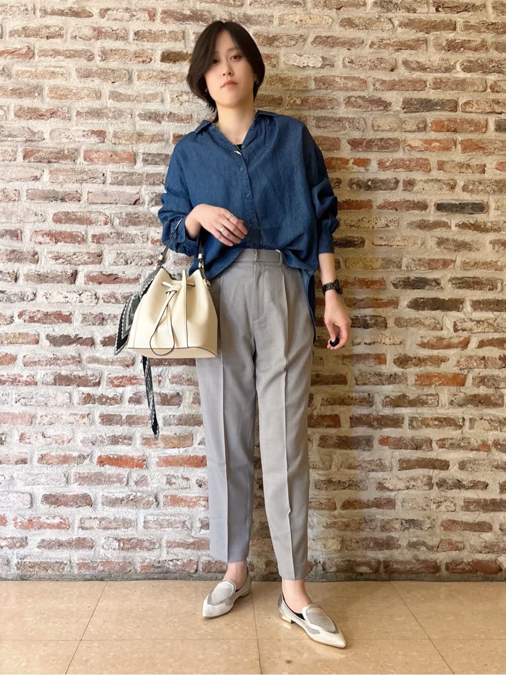 しばさんの「THE SHOP TK｜【後ろ姿もサマになる】バックシャーリングシャツ」を使ったコーディネート