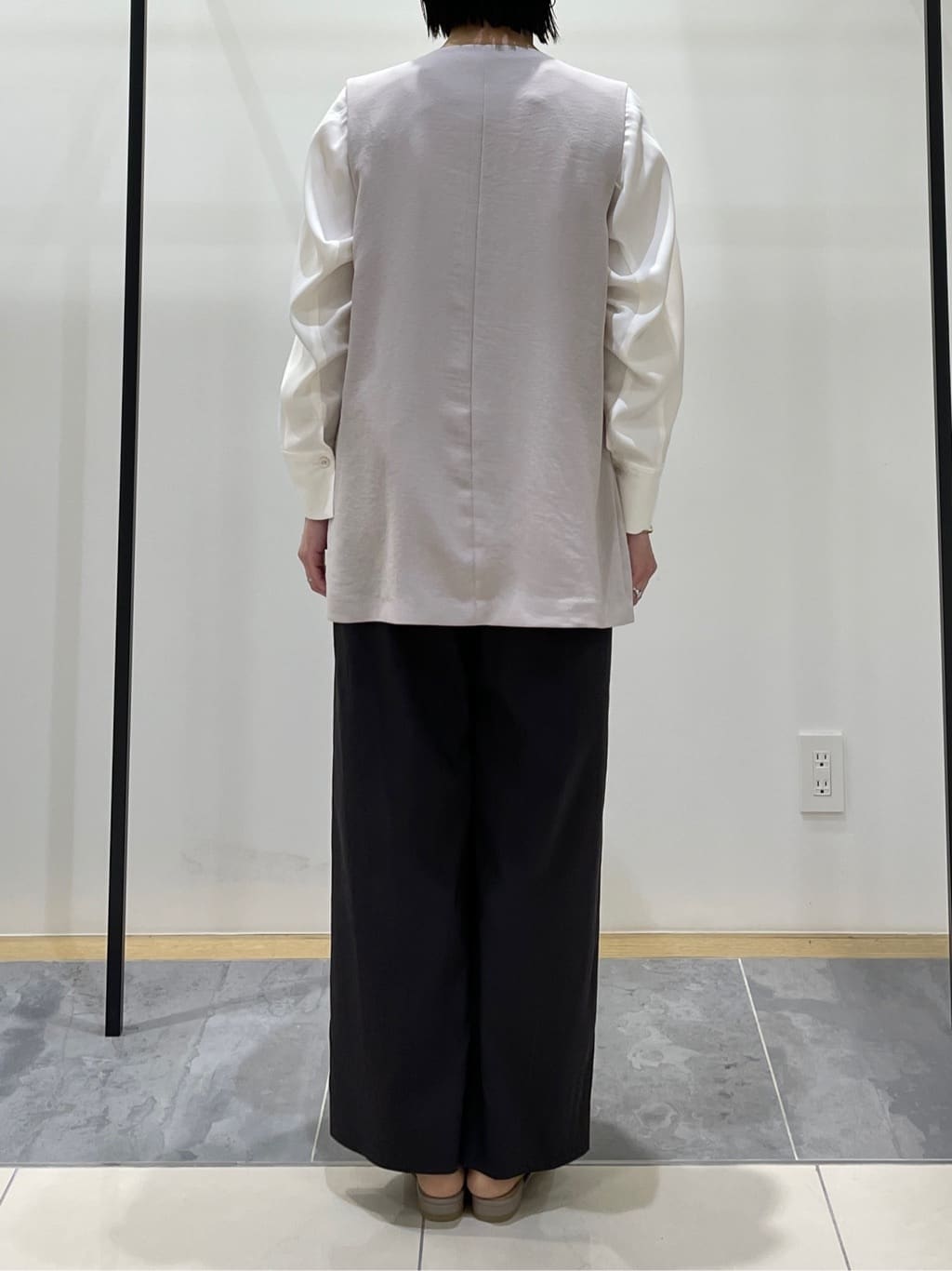 shihoさんの「INDIVI｜【洗える／UVケア／マットサテン】Vネックドルマンスリーブブラウス」を使ったコーディネート