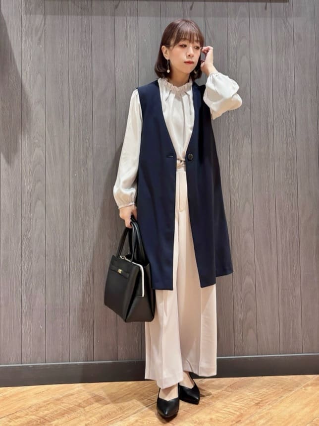 meiさんの「SHOO･LA･RUE｜【洗濯機可/セットアップ可/S-3L】きちんと楽に。カットジョーゼット ロングジレ」を使ったコーディネート