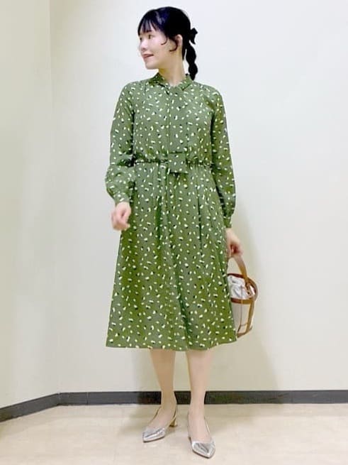  beni_gingerさんの「Reflect｜【セレモニー／通勤／おでかけに◎】フラワープリントボウタイワンピース」を使ったコーディネート