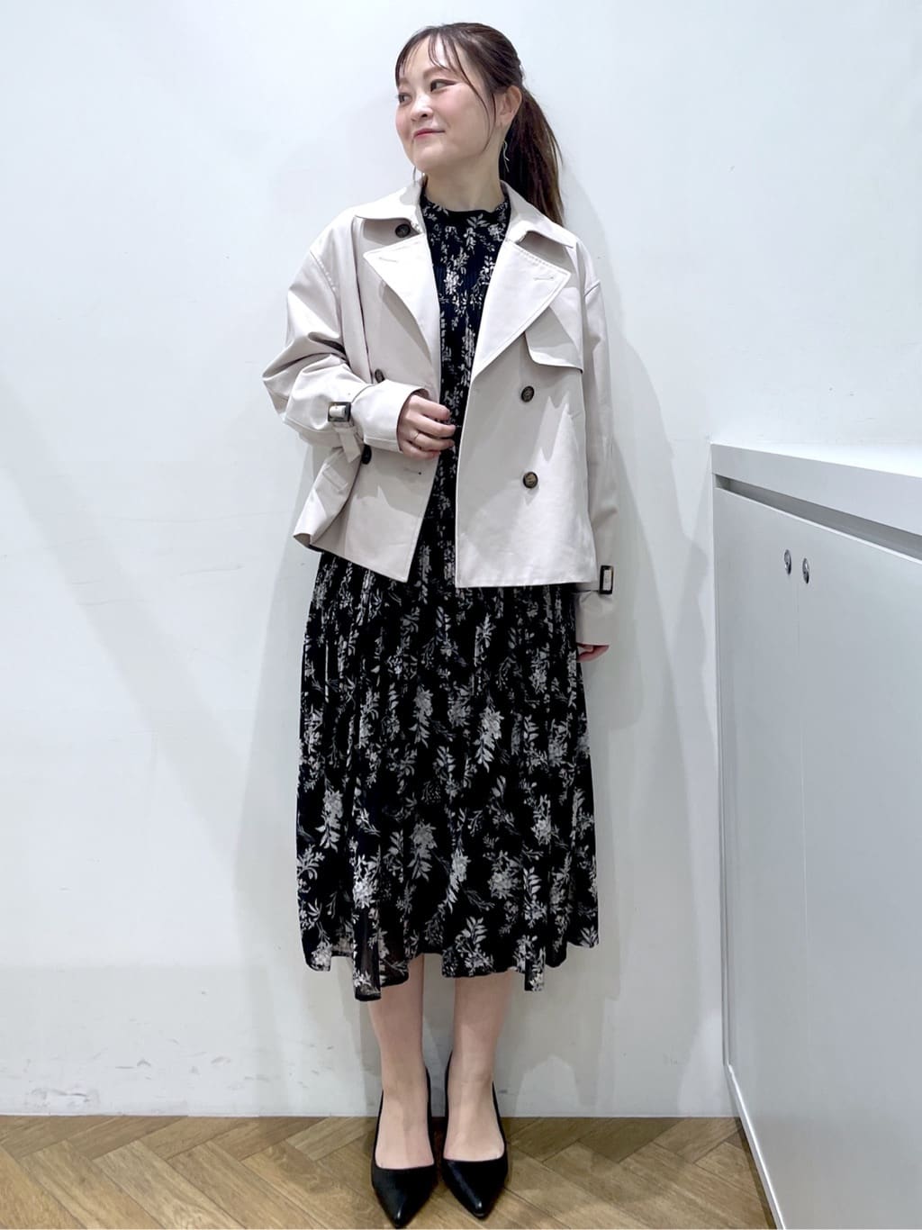 Junさんの「index｜キャンディスリーブショートトレンチコート【洗濯機OK／撥水／防花粉】《5col》」を使ったコーディネート