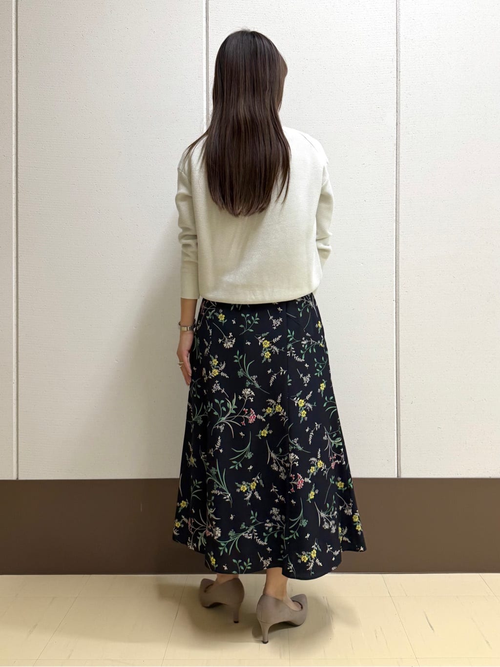 mamiさんの「INDIVI｜【洗える／軽量】きらめきVネックニット」を使ったコーディネート