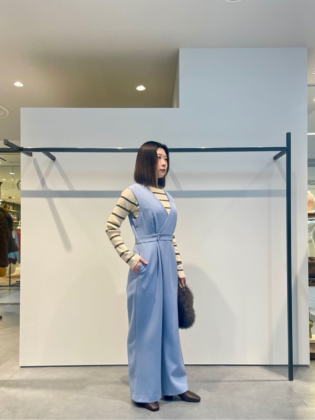 amiさんの「INDIVI｜【オケージョン／セレモニー／セットアップ可能】ダブルクロスサロペット」を使ったコーディネート