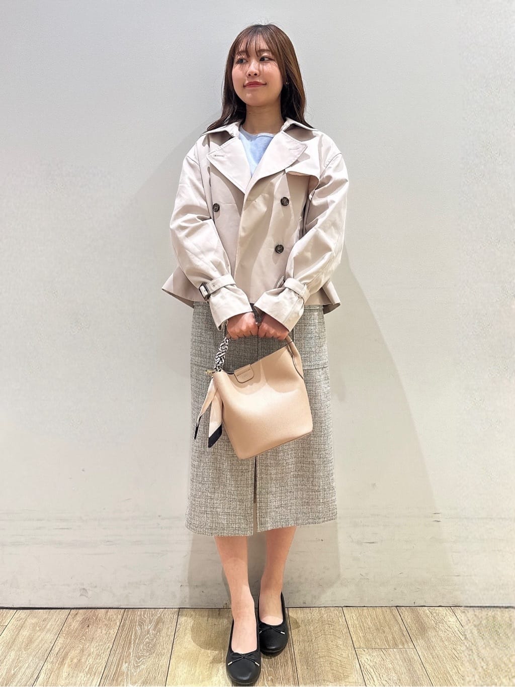 MOMOさんの「index｜キャンディスリーブショートトレンチコート【洗濯機OK／撥水／防花粉】《5col》」を使ったコーディネート