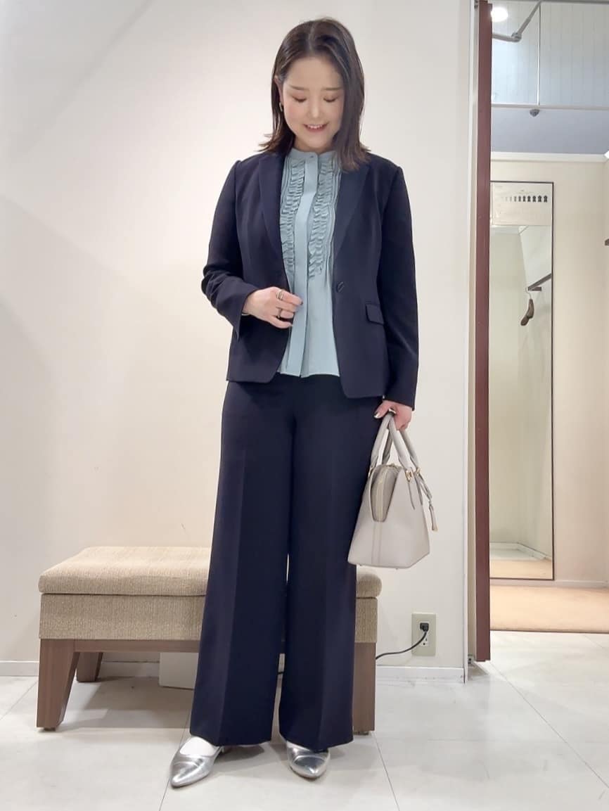YUIさんの「UNTITLED｜【1枚で着映え/オンオフ着回し】フリルサテンブラウス」を使ったコーディネート