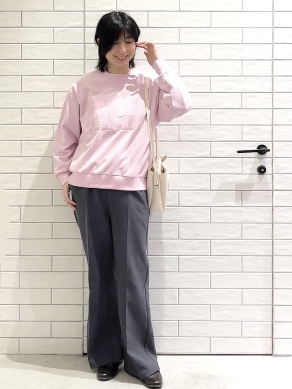 しおりさんの「OPAQUE.CLIP｜ロゴ刺繍裏毛トップス【洗濯機OK】」を使ったコーディネート