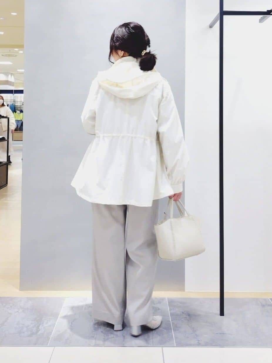 TOMOMIさんの「INDIVI｜【褒められパンツ／洗える／ウエストゴム】ワイドタックパンツ」を使ったコーディネート