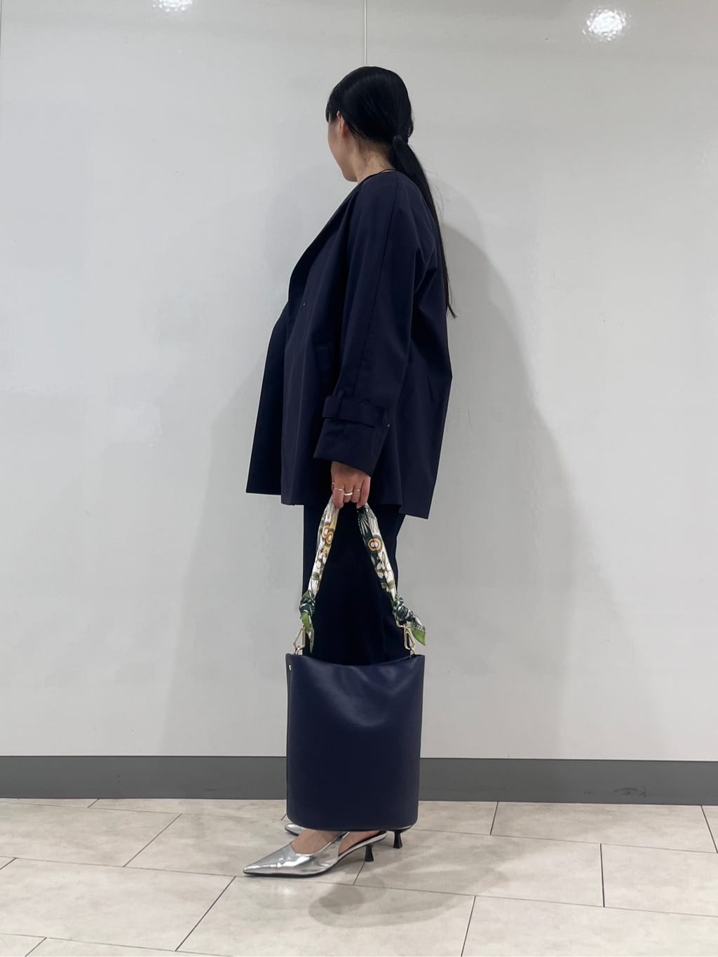hasuさんの「INDIVI｜【撥水/軽量】ミドル丈 ミニマルトレンチコート」を使ったコーディネート