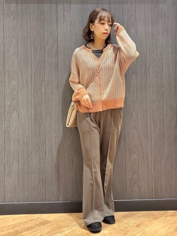 meiさんの「SHOO･LA･RUE｜【洗濯機可/S-LL】キーネックでお顔周りすっきり ざっくり編みカーディガン」を使ったコーディネート
