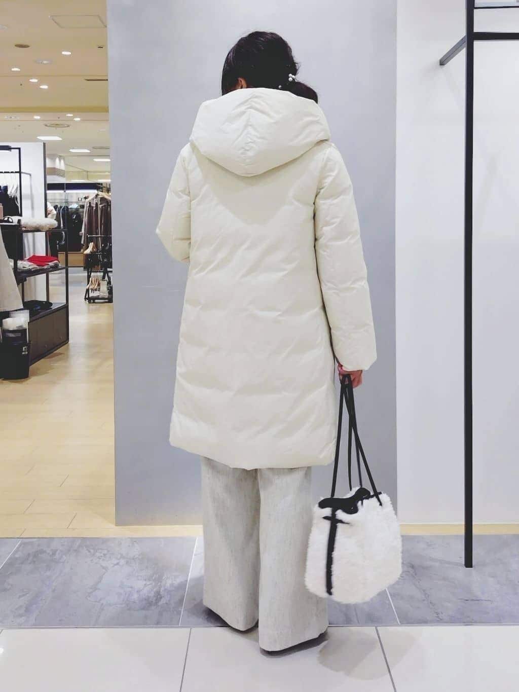 TOMOMIさんの「INDIVI｜【撥水／洗える】ステッチレス ロングダウンコート」を使ったコーディネート