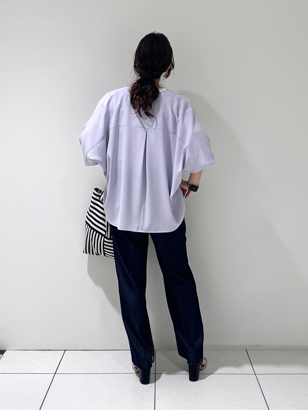 そんさんの「INDIVI｜【洗える／UVケア／マットサテン】Vネックドルマンスリーブブラウス」を使ったコーディネート