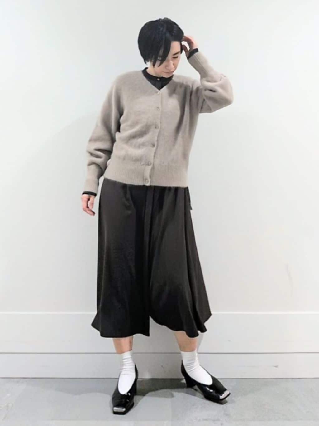 ミズタさんの「UNTITLED｜【ふわふわニット/前後2WAY】フォックスカシミヤカーディガン」を使ったコーディネート