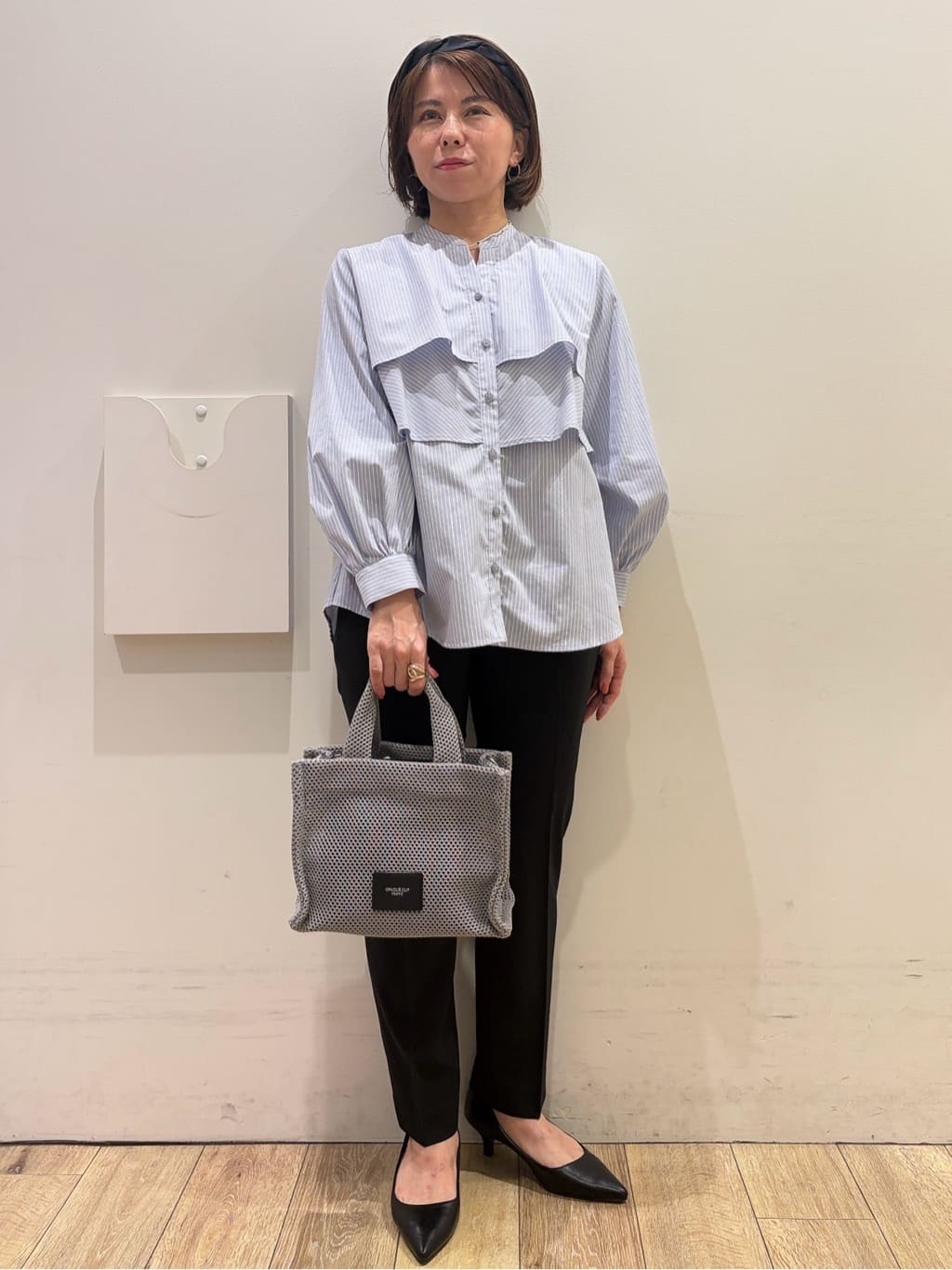 YUKOさんの「index｜フリルキーネックシャツ【洗濯機OK／イージーアイロン／防シワ】《XS～LL／7col》」を使ったコーディネート