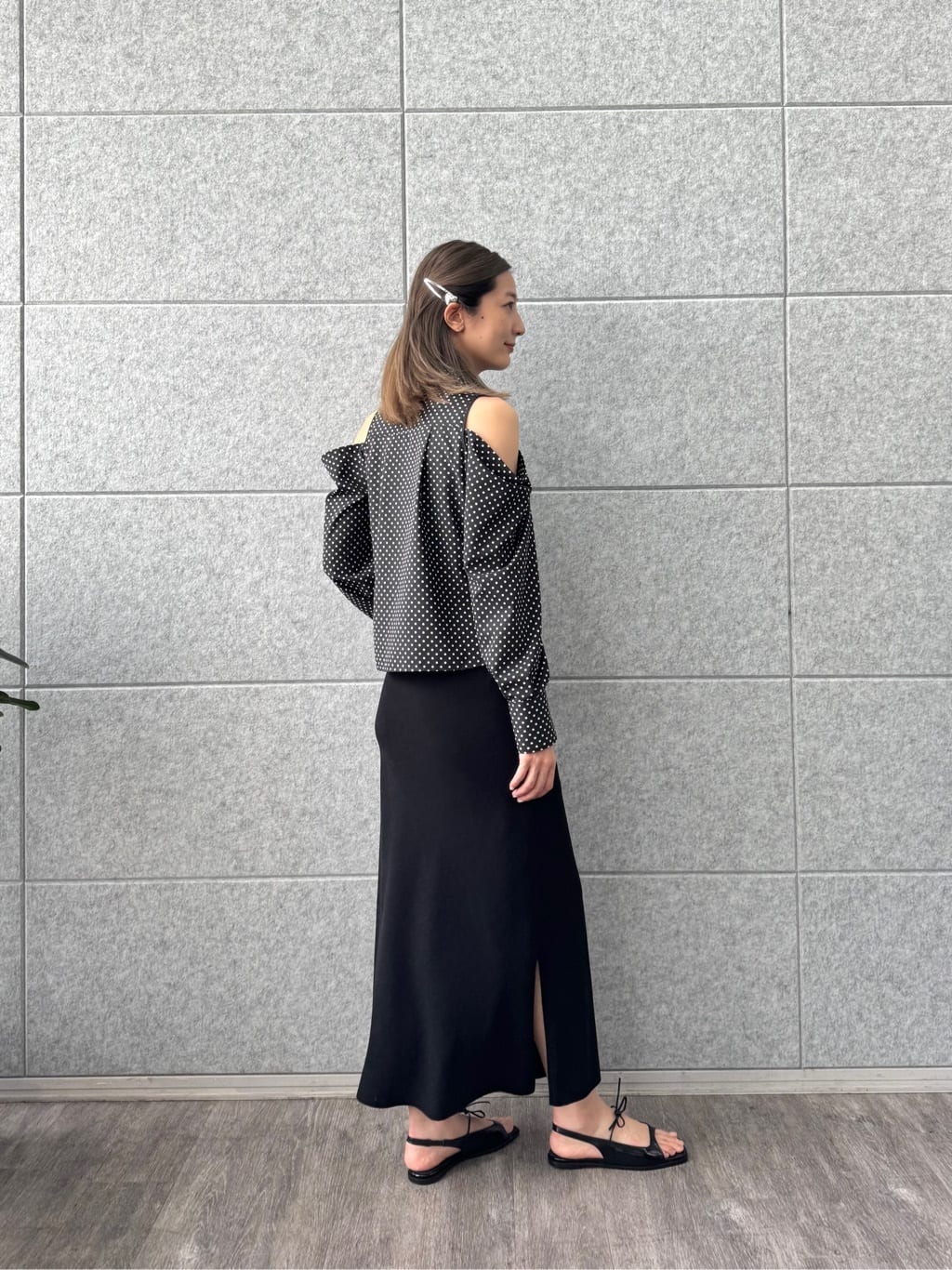 uchi__yamaさんの「CODE A｜dots open shoulder shirts」を使ったコーディネート